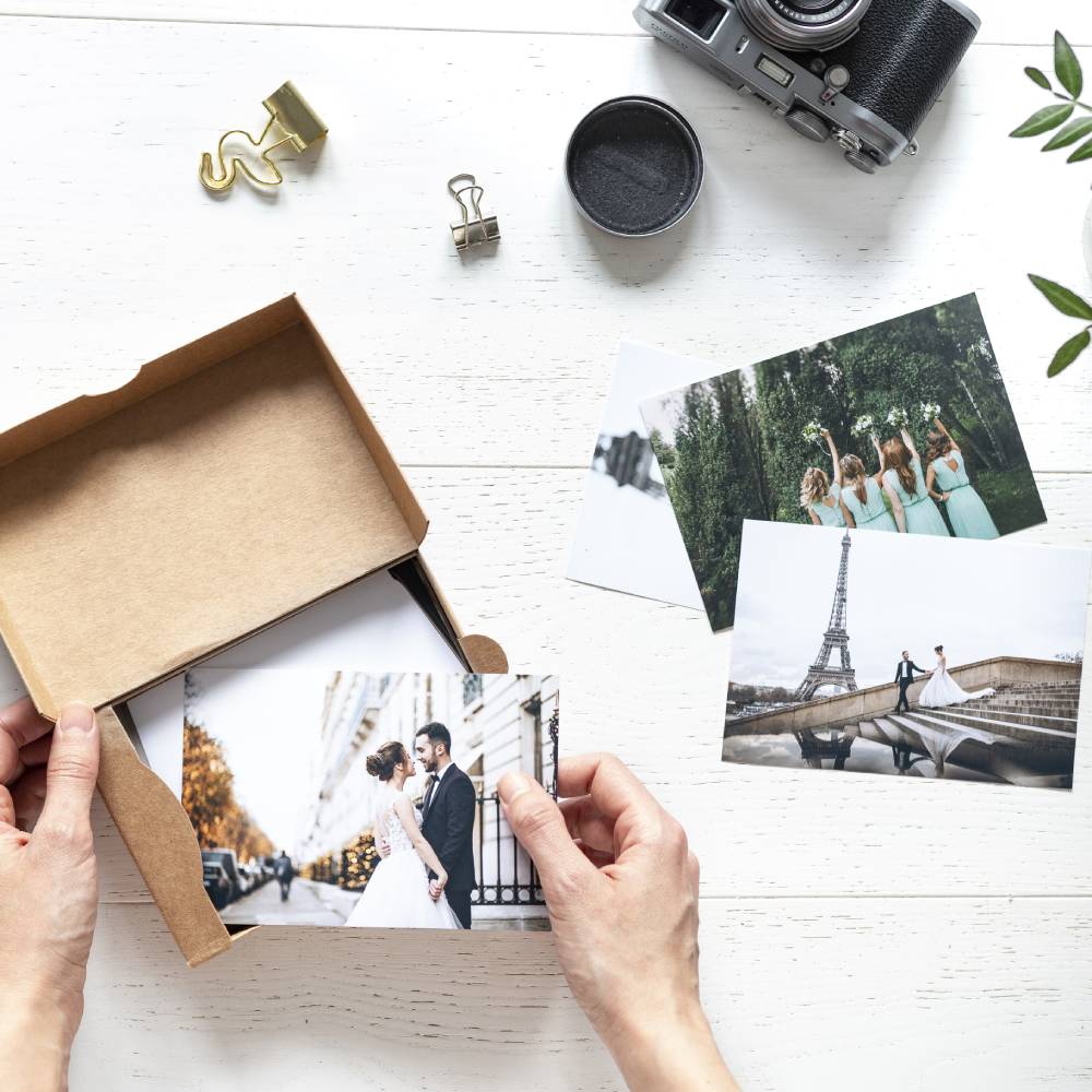 Klasyczne zdjęcia Fujifilm w naturalnym świetle, rozłożone na powierzchni