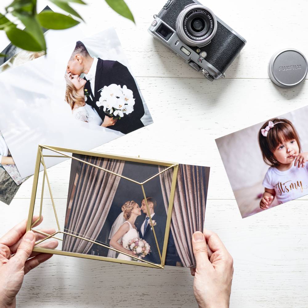 Ręka przeglądająca odbitki Fujifilm w klasycznym formacie.