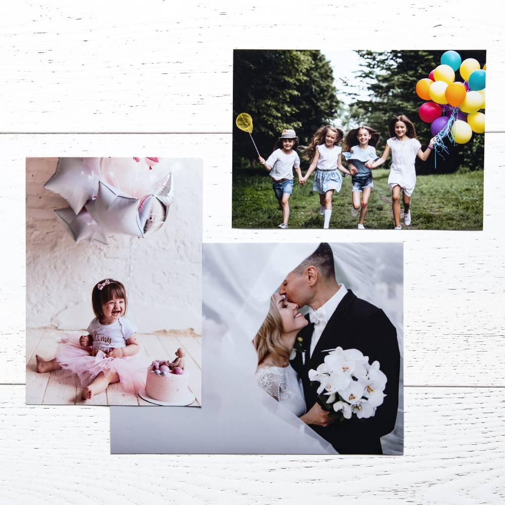 Zestaw kolorowych zdjęć Fujifilm prezentowanych na drewnianym tle.