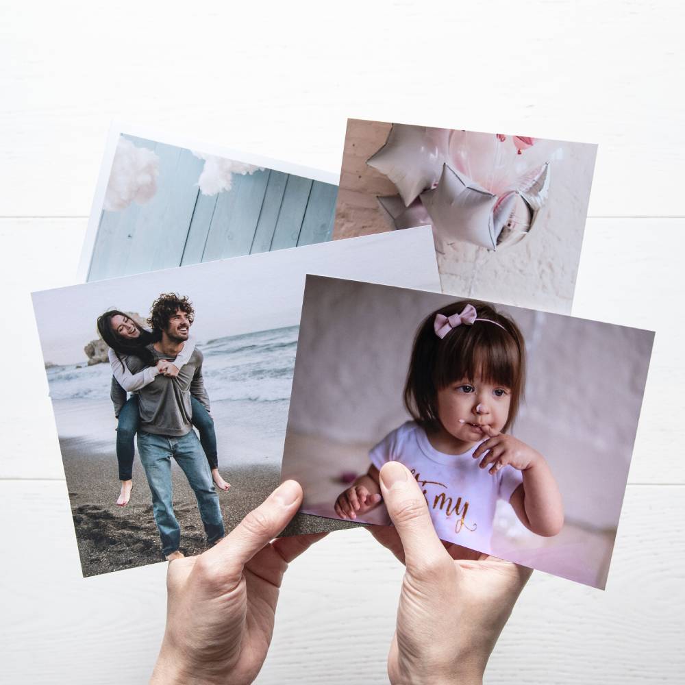 Zbliżenie na odbitki fotograficzne Fujifilm w różnych rozmiarach.