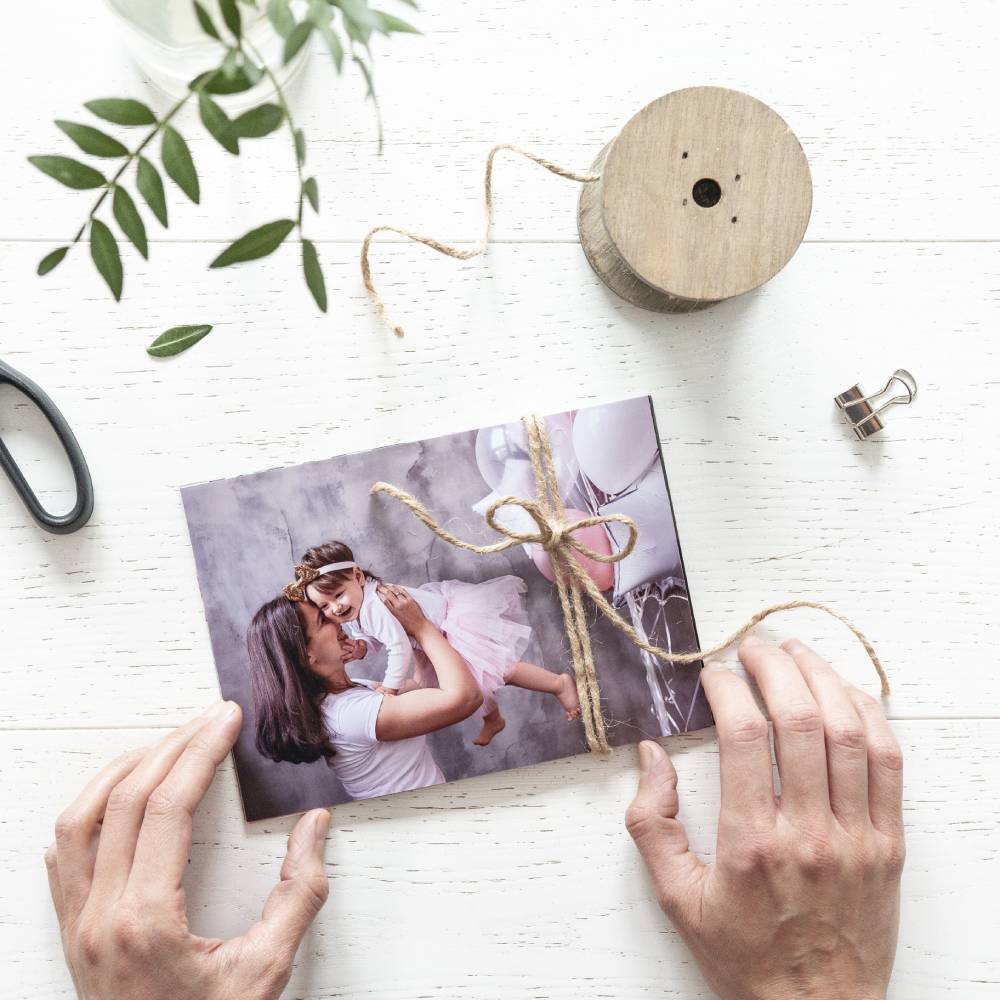 Odbitki Fujifilm zaprezentowane w artystycznym układzie.