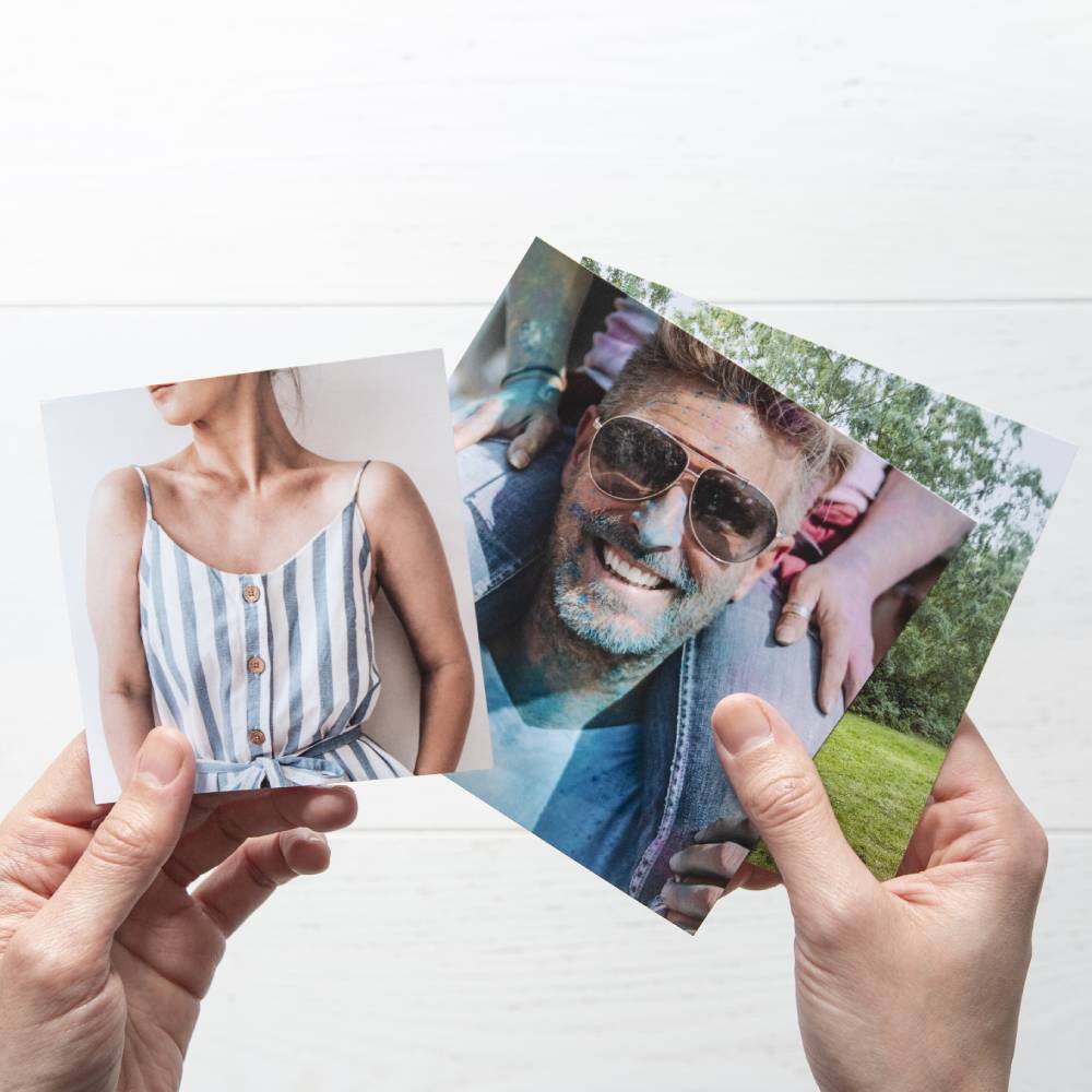 trzy zdjęcia kwadratowe trzymane w rękach.