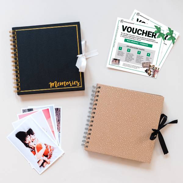Zdjęcie prezentuje album w dwóch kolorystykach, dodatkowo są widoczne vouchery do zamówienia zdjęć i odbitki