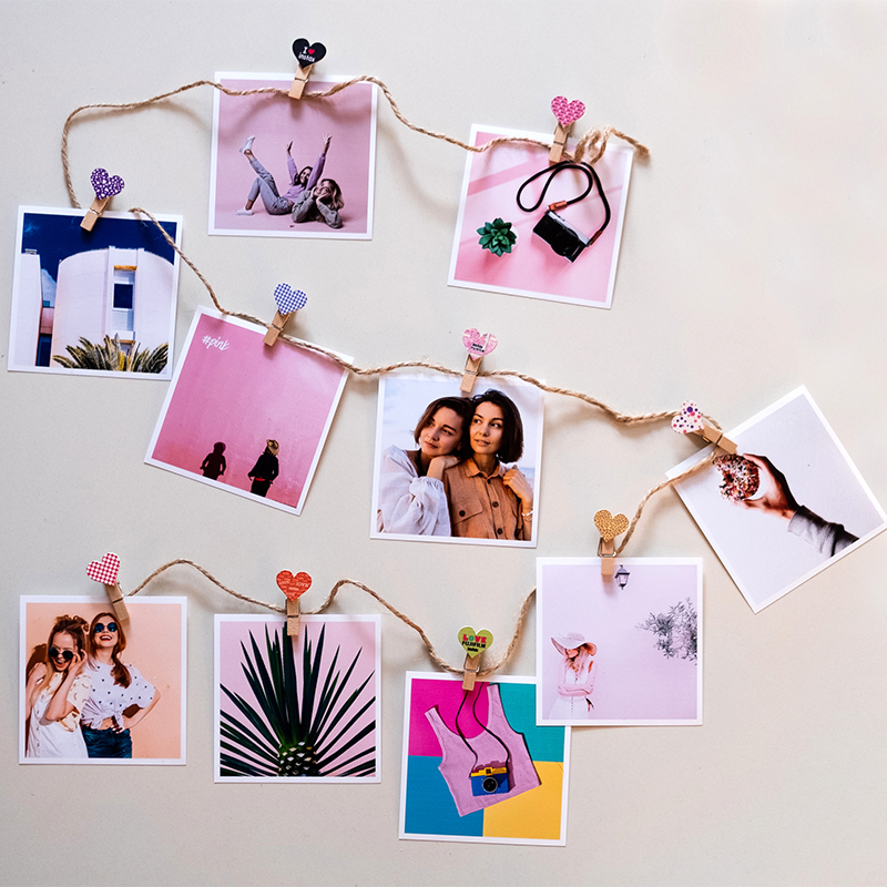 Zdjęcia wraz z sznurkiem jutowym oraz kolorowymi klamerkami spakowane w eleganckim kraftowym kartoniku.