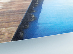 Prezentacja papieru fotograficznego o jedwabnej powierzchni, powierzcnia lekko się mieni pod światło.