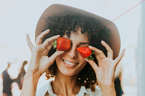 Obraz prezentuje zdjęcie w jednej połowie z wysoką rozdzielczością. W 2 połowie zdjęcie, w którym użyto pliku cyfrowego do wydruku z niską rozdzielczością, gdzie traci szczegóły i rozdzielczość.